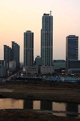 포토 JPG 주간 하늘 한국 풍경 빌딩 사람없음 야외 강 노을 고층빌딩 도시 도심 국내포토 자연요소 아시아 건물 파일형식