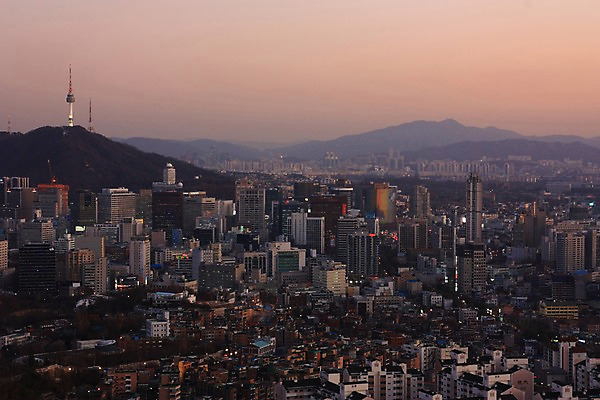 포토 JPG 주간 하늘 산 한국 풍경 빌딩 사람없음 야외 노을 도시 도심 남산타워 국내포토 자연요소 아시아 건물 남산 파일형식