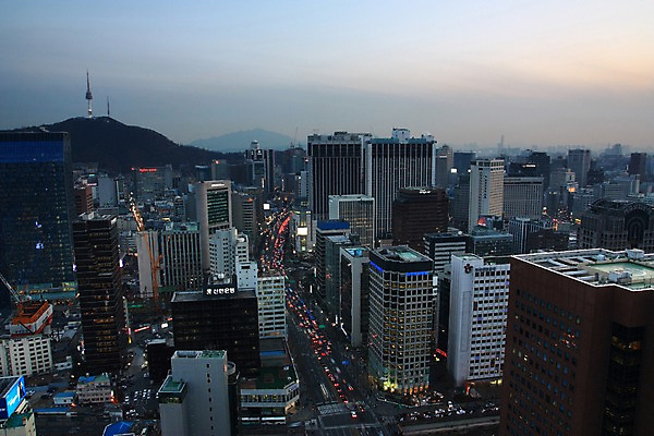 포토 JPG 주간 구름 도로 자동차 하늘 산 한국 풍경 빌딩 사람없음 야외 도시 도심 남산타워 국내포토 자연요소 아시아 길 육상교통 교통시설 건물 남산 파일형식