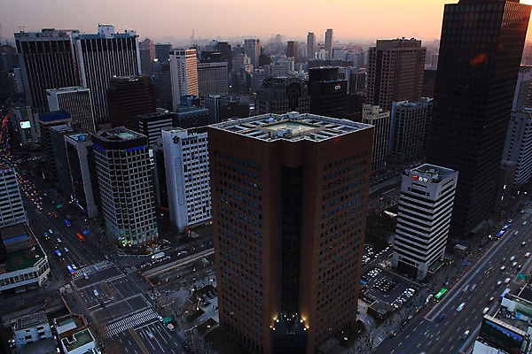 포토 JPG 주간 도로 자동차 한국 풍경 빌딩 사람없음 야외 노을 도시 도심 교차로 국내포토 자연요소 아시아 길 육상교통 교통시설 건물 파일형식