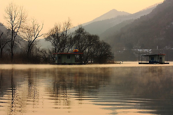 포토 JPG 주간 나무 자연 산 풍경 사람없음 야외 강 낚시터 춘천 의암호 국내포토 자연요소 식물 호수 생태계 강원도 파일형식