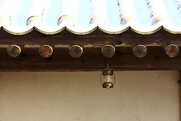 포토 JPG 주간 설경 지붕 조명 한옥 주택 기와 풍경 사람없음 야외 눈 처마 목조주택 실외등 외등 겨울풍경 국내포토 자연요소 한국전통 고건축 겨울 날씨 건물 파일형식