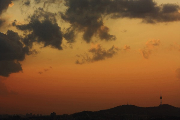 포토 JPG 구름 실루엣 자연현상 하늘 산 서울 풍경 사람없음 야외 탑 일몰 남산 남산타워 국내포토 자연요소 건축물 자연 한국 촬영기법 노을 랜드마크 파일형식