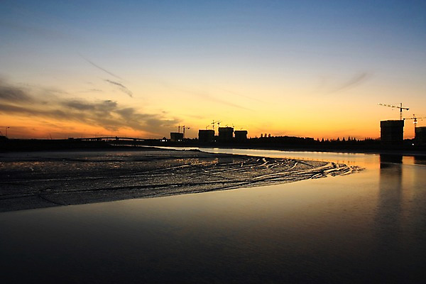 포토 JPG 구름 건축 실루엣 자연현상 하늘 풍경 빌딩 해변 사람없음 야외 일몰 타워크레인 경기도 소래포구 가교 국내포토 자연요소 건축물 바다 자연 한국 촬영기법 건물 노을 항구 기중기 인천 파일형식