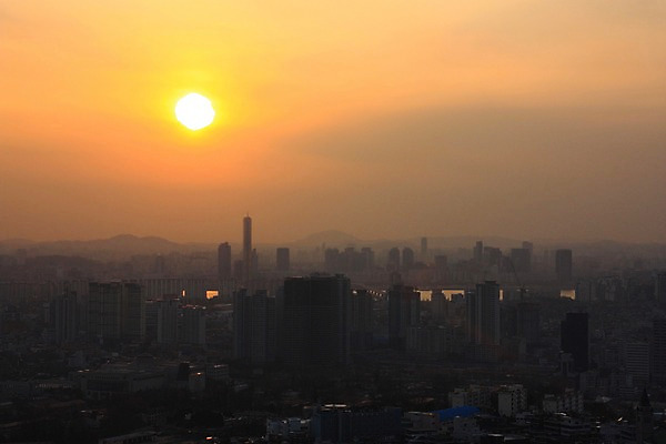 포토 JPG 자연현상 하늘 서울 풍경 빌딩 사람없음 야외 태양 일몰 도시 국내포토 자연요소 자연 한국 건물 노을 파일형식