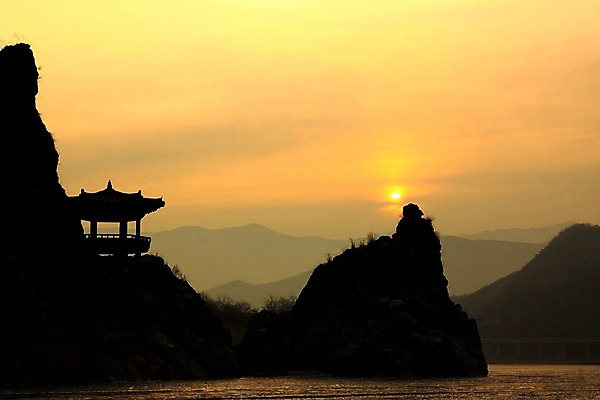 포토 JPG 실루엣 자연현상 바위산 산 풍경 사람없음 야외 강 일몰 정자 충청북도 단양 도담삼봉 국내포토 건축물 자연 촬영기법 관광지 노을 돌산 충청도 파일형식