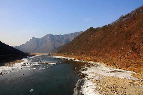포토 JPG 주간 겨울 하늘 산 풍경 사람없음 야외 강 얼음 충청북도 단양 겨울풍경 국내포토 자연요소 계절 충청도 파일형식