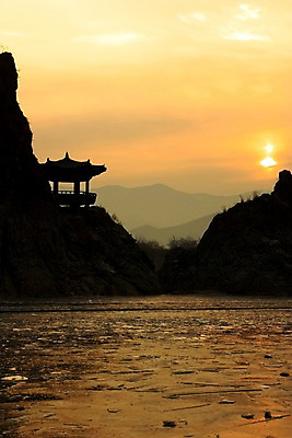 포토 JPG 주간 구름 실루엣 자연현상 하늘 바위산 산 풍경 사람없음 야외 강 태양 일몰 정자 충청북도 단양 도담삼봉 국내포토 자연요소 건축물 자연 촬영기법 관광지 노을 돌산 충청도 파일형식