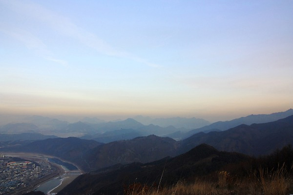 포토 JPG 주간 구름 자연현상 하늘 풍경 사람없음 야외 마을 일몰 산등성이 충청북도 단양 국내포토 자연요소 자연 산 노을 충청도 파일형식