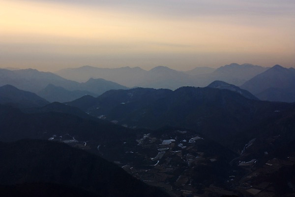 포토 JPG 주간 구름 자연현상 자연 하늘 풍경 사람없음 야외 노을 산등성이 국내포토 자연요소 산 생태계 파일형식