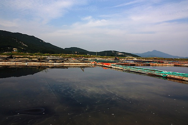 포토 JPG 주간 구름 바다 자연 하늘 산 풍경 사람없음 야외 어촌 염전 국내포토 자연요소 시골 시설 생태계 파일형식