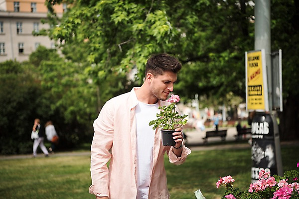 포토 JPG 주간 서양인 나무 남자 꽃 유럽 화분 한명 서기 미소 들기 잔디 상반신 20대 성인 야외 앞모습 아웃포커스 냄새 체코 프라하 성인남자한명만 국내포토 자연요소 외국인 식물 1 나라 뷰포인트 모션 촬영기법 표정 사람 청년 남자한명만 성인남자만 파일형식