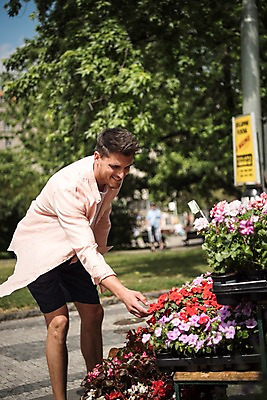 포토 JPG 주간 서양인 나무 응시 남자 꽃 유럽 한명 서기 미소 잔디 상반신 20대 성인 야외 앞모습 아웃포커스 체코 프라하 성인남자한명만 국내포토 자연요소 외국인 식물 1 시선 나라 뷰포인트 모션 촬영기법 표정 사람 청년 남자한명만 성인남자만 파일형식