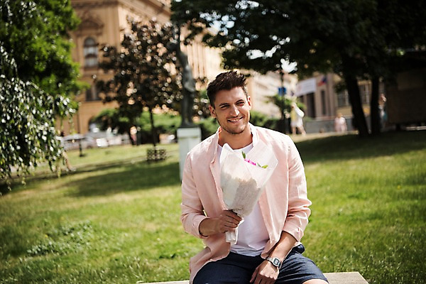 포토 JPG 주간 서양인 나무 남자 유럽 꽃다발 한명 미소 들기 앉기 잔디 상반신 20대 성인 야외 앞모습 아웃포커스 체코 프라하 성인남자한명만 국내포토 자연요소 외국인 식물 1 꽃 나라 뷰포인트 모션 촬영기법 표정 사람 청년 남자한명만 성인남자만 파일형식