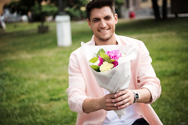 포토 JPG 주간 서양인 남자 유럽 꽃다발 한명 미소 들기 앉기 잔디 상반신 20대 성인 야외 앞모습 아웃포커스 체코 프라하 성인남자한명만 국내포토 자연요소 외국인 식물 1 꽃 나라 뷰포인트 모션 촬영기법 표정 사람 청년 남자한명만 성인남자만 파일형식