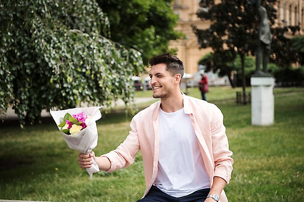 포토 JPG 주간 서양인 나무 응시 남자 유럽 꽃다발 한명 미소 들기 앉기 잔디 상반신 20대 성인 야외 앞모습 아웃포커스 체코 프라하 성인남자한명만 국내포토 자연요소 외국인 식물 1 시선 꽃 나라 뷰포인트 모션 촬영기법 표정 사람 청년 남자한명만 성인남자만 파일형식