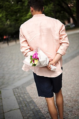 포토 JPG 주간 서양인 남자 유럽 길 꽃다발 한명 서기 들기 상반신 20대 성인 야외 뒷모습 아웃포커스 체코 프라하 성인남자한명만 국내포토 자연요소 외국인 1 꽃 나라 뷰포인트 모션 촬영기법 사람 청년 남자한명만 성인남자만 파일형식 식물 인종 남자만 성인만