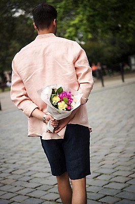 포토 JPG 주간 서양인 나무 남자 유럽 길 꽃다발 한명 서기 들기 상반신 20대 성인 야외 뒷모습 아웃포커스 체코 프라하 성인남자한명만 국내포토 자연요소 외국인 식물 1 꽃 나라 뷰포인트 모션 촬영기법 사람 청년 남자한명만 성인남자만 파일형식