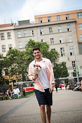 포토 JPG 주간 서양인 남자 유럽 길 꽃다발 한명 서기 미소 들기 상반신 20대 성인 야외 앞모습 아웃포커스 체코 프라하 성인남자한명만 국내포토 자연요소 외국인 1 꽃 나라 뷰포인트 모션 촬영기법 표정 사람 청년 남자한명만 성인남자만 파일형식