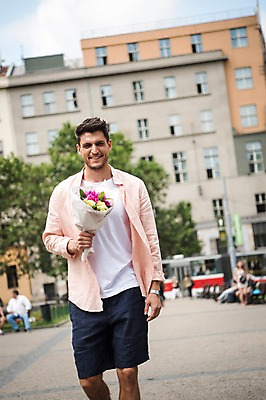 포토 JPG 주간 서양인 남자 유럽 꽃다발 한명 서기 미소 들기 상반신 20대 성인 야외 앞모습 아웃포커스 체코 프라하 성인남자한명만 국내포토 자연요소 외국인 1 꽃 나라 뷰포인트 모션 촬영기법 표정 사람 청년 남자한명만 성인남자만 파일형식