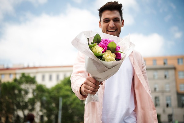 포토 JPG 주간 서양인 나무 남자 유럽 로우앵글 꽃다발 한명 서기 미소 들기 상반신 20대 성인 야외 앞모습 아웃포커스 체코 프라하 성인남자한명만 국내포토 자연요소 외국인 식물 1 꽃 나라 뷰포인트 모션 촬영기법 표정 사람 청년 남자한명만 성인남자만 파일형식