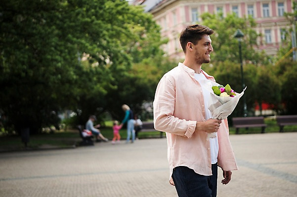 포토 JPG 주간 서양인 나무 응시 남자 유럽 꽃다발 의자 한명 서기 미소 들기 상반신 20대 성인 야외 옆모습 아웃포커스 체코 프라하 성인남자한명만 국내포토 자연요소 외국인 식물 1 시선 꽃 나라 뷰포인트 가구 모션 촬영기법 표정 사람 청년 남자한명만 성인남자만 파일형식