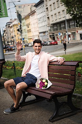 포토 JPG 주간 전신 서양인 남자 유럽 도로 꽃다발 벤치 한명 미소 앉기 20대 성인 야외 옆모습 아웃포커스 인사 체코 프라하 성인남자한명만 국내포토 자연요소 외국인 1 꽃 나라 길 뷰포인트 의자 교통시설 모션 촬영기법 표정 사람 청년 예절 남자한명만 성인남자만 파일형식