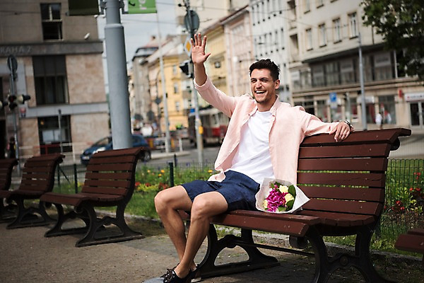 포토 JPG 주간 전신 서양인 응시 남자 꽃 유럽 꽃다발 가로등 벤치 한명 미소 앉기 20대 성인 야외 옆모습 아웃포커스 인사 체코 프라하 성인남자한명만 국내포토 자연요소 외국인 식물 1 시선 공공시설 나라 뷰포인트 의자 모션 촬영기법 표정 사람 청년 예절 남자한명만 성인남자만 파일형식