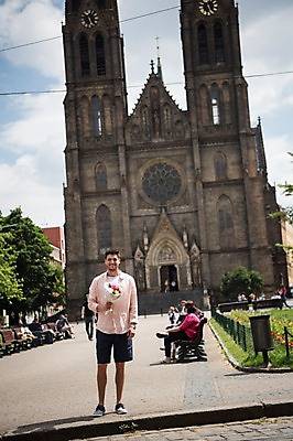 포토 JPG 주간 전신 서양인 여자 남자 유럽 꽃다발 벤치 서기 미소 들기 여러명 20대 성인 야외 앞모습 아웃포커스 성당 체코 프라하 국내포토 자연요소 외국인 꽃 나라 뷰포인트 다수 의자 종교건축 모션 촬영기법 표정 사람 청년 파일형식