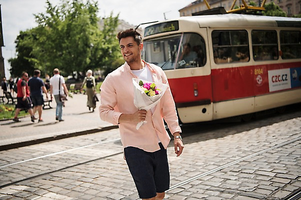 포토 JPG 주간 서양인 나무 남자 유럽 길 꽃다발 서기 미소 들기 여러명 상반신 20대 성인 야외 앞모습 아웃포커스 전차 체코 프라하 국내포토 자연요소 외국인 식물 꽃 나라 육상교통 뷰포인트 다수 모션 대중교통 촬영기법 표정 사람 청년 파일형식