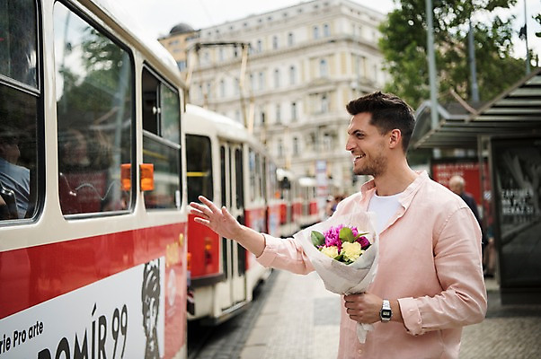 포토 JPG 주간 서양인 나무 남자 유럽 길 꽃다발 한명 서기 미소 들기 상반신 20대 성인 야외 옆모습 아웃포커스 전차 체코 프라하 성인남자한명만 국내포토 자연요소 외국인 식물 1 꽃 나라 육상교통 뷰포인트 모션 대중교통 촬영기법 표정 사람 청년 남자한명만 성인남자만 파일형식