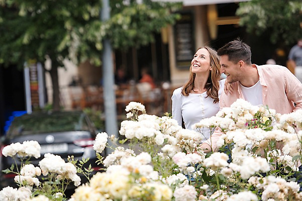 포토 JPG 주간 서양인 나무 커플 응시 여자 남자 꽃 유럽 데이트 거리 서기 미소 상반신 20대 성인 야외 두명 앞모습 아웃포커스 체코 프라하 국내포토 자연요소 외국인 식물 시선 나라 뷰포인트 관계 모션 촬영기법 표정 사람 청년 파일형식