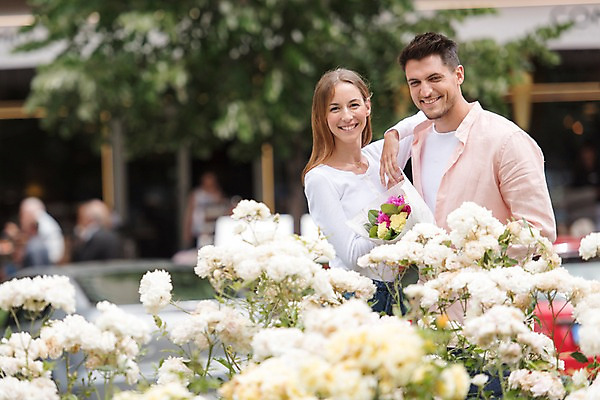 포토 JPG 주간 서양인 나무 커플 여자 남자 꽃 유럽 데이트 거리 서기 미소 상반신 20대 성인 야외 두명 앞모습 아웃포커스 기댐 체코 프라하 국내포토 자연요소 외국인 식물 나라 뷰포인트 관계 모션 촬영기법 표정 사람 청년 파일형식