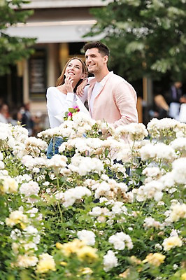 포토 JPG 주간 서양인 커플 응시 여자 남자 꽃 유럽 데이트 거리 서기 미소 상반신 20대 성인 야외 두명 앞모습 아웃포커스 기댐 체코 프라하 국내포토 자연요소 외국인 식물 시선 나라 뷰포인트 관계 모션 촬영기법 표정 사람 청년 파일형식