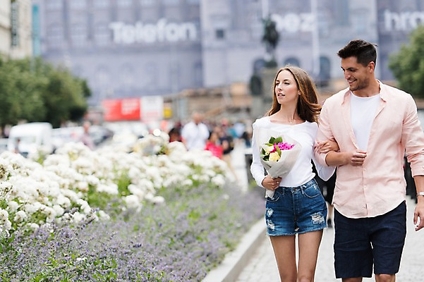 포토 JPG 주간 서양인 커플 응시 여자 남자 유럽 꽃다발 꽃밭 데이트 거리 서기 미소 들기 상반신 20대 성인 야외 두명 건물 앞모습 아웃포커스 팔짱 체코 프라하 국내포토 자연요소 외국인 건축물 시선 꽃 나라 뷰포인트 관계 모션 촬영기법 표정 사람 청년 파일형식