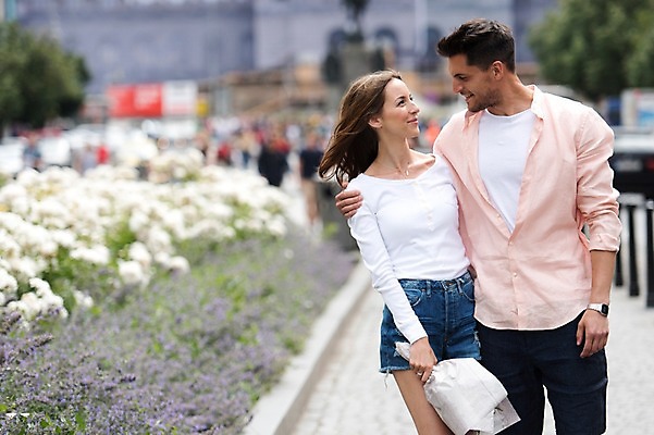 포토 JPG 주간 서양인 커플 여자 남자 꽃 유럽 꽃다발 데이트 안기 서기 미소 들기 상반신 20대 성인 야외 두명 앞모습 아웃포커스 마주보기 체코 프라하 국내포토 자연요소 외국인 식물 나라 뷰포인트 관계 모션 촬영기법 표정 사람 청년 파일형식