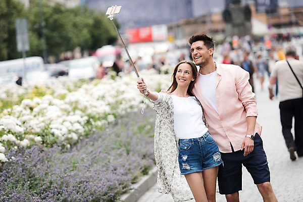 포토 JPG 주간 서양인 커플 여자 남자 꽃 유럽 데이트 서기 미소 들기 여러명 상반신 20대 성인 야외 앞모습 아웃포커스 셀프카메라 체코 프라하 셀카봉 국내포토 자연요소 외국인 식물 나라 뷰포인트 다수 관계 모션 촬영기법 표정 사람 청년 사진촬영 파일형식