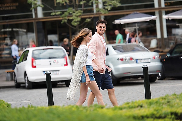 포토 JPG 주간 서양인 커플 응시 여자 남자 유럽 길 데이트 자동차 거리 서기 미소 여러명 상반신 20대 성인 야외 옆모습 아웃포커스 손잡기 체코 프라하 국내포토 자연요소 외국인 시선 나라 육상교통 뷰포인트 다수 관계 모션 촬영기법 표정 사람 청년 파일형식