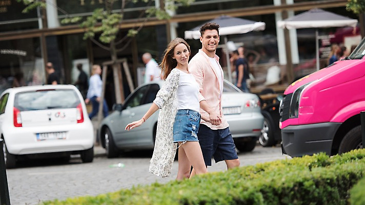 포토 JPG 주간 서양인 커플 여자 남자 유럽 데이트 자동차 거리 서기 미소 상반신 20대 성인 야외 두명 옆모습 아웃포커스 손잡기 체코 프라하 국내포토 자연요소 외국인 나라 육상교통 뷰포인트 관계 모션 촬영기법 표정 사람 청년 파일형식