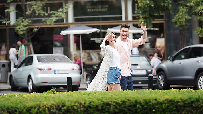 포토 JPG 주간 서양인 나무 커플 여자 남자 유럽 데이트 자동차 거리 서기 미소 상반신 20대 성인 야외 두명 옆모습 아웃포커스 인사 체코 프라하 국내포토 자연요소 외국인 식물 나라 육상교통 뷰포인트 관계 모션 촬영기법 표정 사람 청년 예절 파일형식