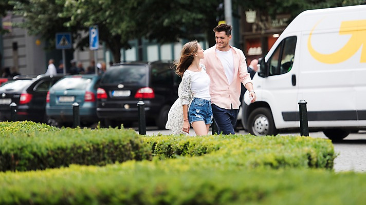 포토 JPG 주간 서양인 나무 커플 여자 남자 유럽 데이트 자동차 거리 서기 미소 상반신 20대 성인 야외 두명 앞모습 아웃포커스 마주보기 체코 프라하 국내포토 자연요소 외국인 식물 나라 육상교통 뷰포인트 관계 모션 촬영기법 표정 사람 청년 파일형식