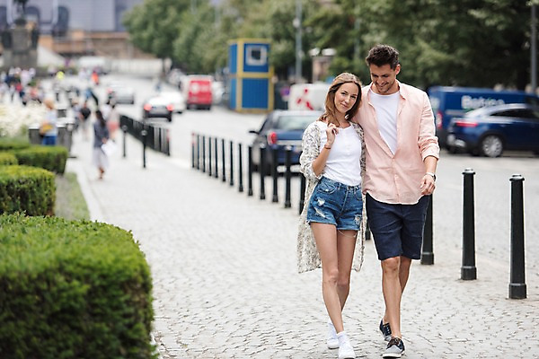 포토 JPG 주간 전신 서양인 나무 커플 응시 여자 남자 유럽 도로 길 데이트 어깨동무 거리 서기 미소 20대 성인 야외 두명 앞모습 아웃포커스 체코 프라하 국내포토 자연요소 외국인 식물 시선 나라 뷰포인트 포즈 관계 교통시설 모션 촬영기법 표정 사람 청년 파일형식