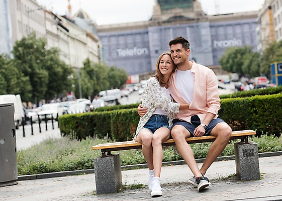 포토 JPG 주간 전신 서양인 커플 여자 남자 유럽 벤치 데이트 안기 미소 앉기 20대 성인 야외 두명 앞모습 아웃포커스 체코 프라하 국내포토 자연요소 외국인 나라 뷰포인트 의자 관계 모션 촬영기법 표정 사람 청년 파일형식