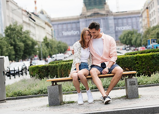 포토 JPG 주간 전신 서양인 나무 커플 응시 여자 남자 유럽 벤치 데이트 미소 앉기 20대 성인 야외 두명 앞모습 아웃포커스 체코 프라하 어깨에손 국내포토 자연요소 외국인 식물 시선 나라 뷰포인트 의자 관계 모션 촬영기법 표정 사람 청년 파일형식