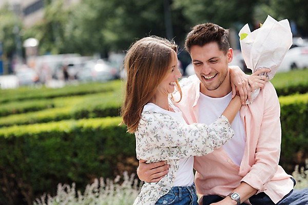 포토 JPG 주간 서양인 커플 응시 여자 남자 유럽 꽃다발 데이트 안기 미소 앉기 상반신 20대 성인 야외 두명 앞모습 옆모습 아웃포커스 체코 프라하 국내포토 자연요소 외국인 시선 꽃 나라 뷰포인트 관계 모션 촬영기법 표정 사람 청년 파일형식