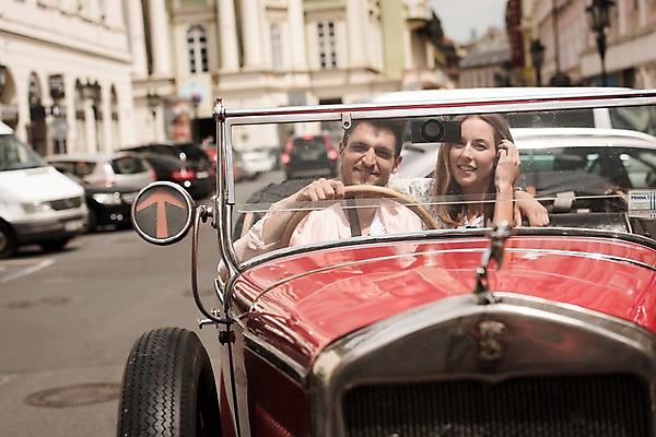 포토 JPG 주간 서양인 커플 여자 남자 유럽 데이트 자동차 미소 앉기 상반신 20대 성인 야외 두명 건물 앞모습 아웃포커스 운전 체코 프라하 국내포토 자연요소 외국인 건축물 나라 육상교통 뷰포인트 관계 모션 촬영기법 표정 사람 청년 파일형식