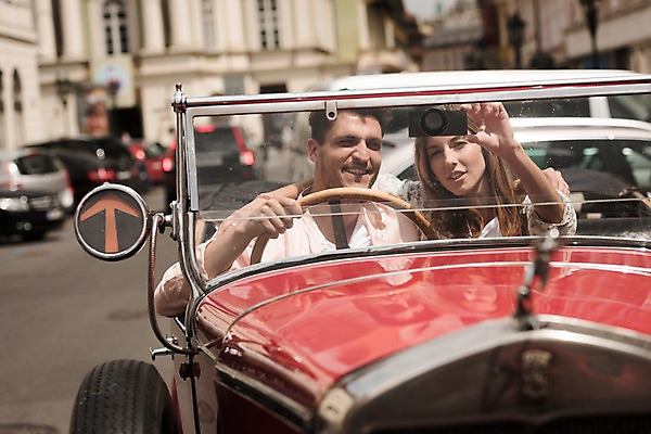 포토 JPG 주간 서양인 커플 응시 여자 남자 유럽 데이트 자동차 미소 앉기 상반신 20대 성인 야외 두명 건물 앞모습 아웃포커스 운전 체코 프라하 국내포토 자연요소 외국인 건축물 시선 나라 육상교통 뷰포인트 관계 모션 촬영기법 표정 사람 청년 파일형식