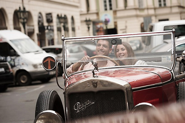 포토 JPG 주간 서양인 커플 응시 여자 남자 유럽 데이트 자동차 미소 앉기 상반신 20대 성인 야외 두명 건물 앞모습 아웃포커스 운전 체코 프라하 국내포토 자연요소 외국인 건축물 시선 나라 육상교통 뷰포인트 관계 모션 촬영기법 표정 사람 청년 파일형식