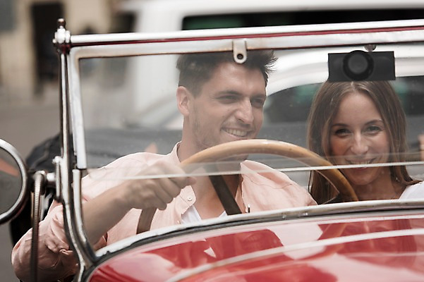 포토 JPG 주간 서양인 커플 응시 여자 남자 유럽 데이트 자동차 미소 앉기 상반신 20대 성인 야외 두명 건물 앞모습 아웃포커스 운전 체코 프라하 국내포토 자연요소 외국인 건축물 시선 나라 육상교통 뷰포인트 관계 모션 촬영기법 표정 사람 청년 파일형식