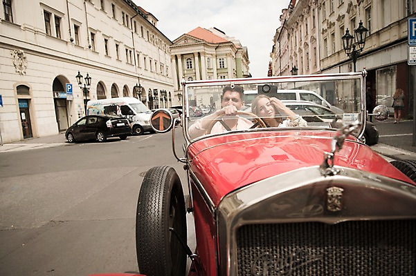 포토 JPG 주간 서양인 커플 응시 여자 남자 유럽 데이트 자동차 미소 앉기 상반신 20대 성인 야외 두명 건물 앞모습 운전 체코 프라하 국내포토 자연요소 외국인 건축물 시선 나라 육상교통 뷰포인트 관계 모션 표정 사람 청년 파일형식